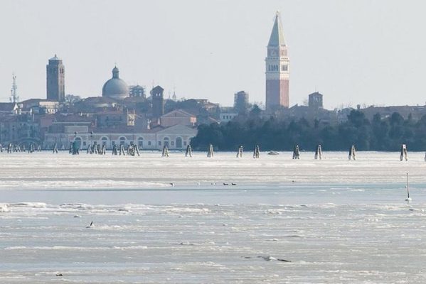 北半球极寒超300人死亡 威尼斯水城成“冰城”