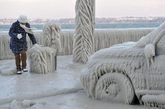北半球近日出现的极寒天气影响范围持续扩大，从亚洲的日韩到欧洲的英法，寒流正横扫欧亚大陆，至今已造成超过300人死亡。温暖的威尼斯水城也在寒潮中变成了“冰城”。