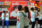 泰国举行情侣接吻马拉松大赛 