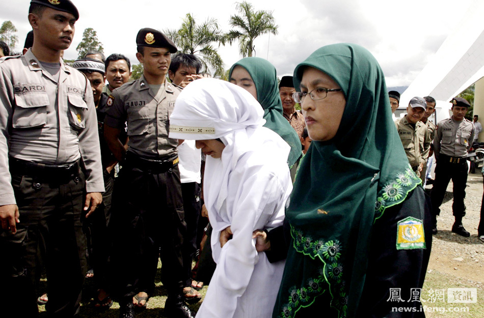 印尼穆斯林妇女当众受鞭刑 数百人围观[高清大