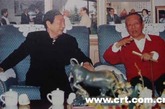 1999年2月18日，中共中央政治局常委、国务院总理朱镕基在深圳与习仲勋交谈。

