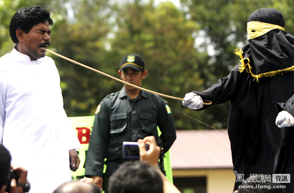 印尼穆斯林<em>妇女</em>当众受<em>鞭刑</em> 数百人围观[高清大