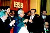 1999年9月30日，江泽民、朱镕基、习仲勋在庆祝建国五十周年招待会上。 新华社发

