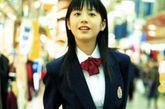 在东京年轻人聚集的涩谷街头，常常有三五成群穿着校服的女学生流连忘返，其中有些人已经从学校毕业了。问起她们为什么还穿着校服外出，她们回答说“校服是至今我们最喜欢的服装”。 