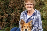 9岁宠物狗嗅出女主人患有乳癌救其一命。2009年2月，64岁的莫林·伯恩斯夫人表示，当她看到平日爱闹的9岁牧羊犬“马克斯”在屋里郁闷地走动时，她想它是不是有什么问题。然而，结果是她自己生病了。她表示是她的这条狗提醒了她，当时"马克斯"开始嗅她的胸部，之后温柔地触了触她的右乳，于是她进行自我检查，一摸居然发现自己的右乳中有一个小小肿块。接着，她上医院做了活检，证实此肿块是一个恶性肿瘤。此事件再次证明狗能嗅出癌症来。