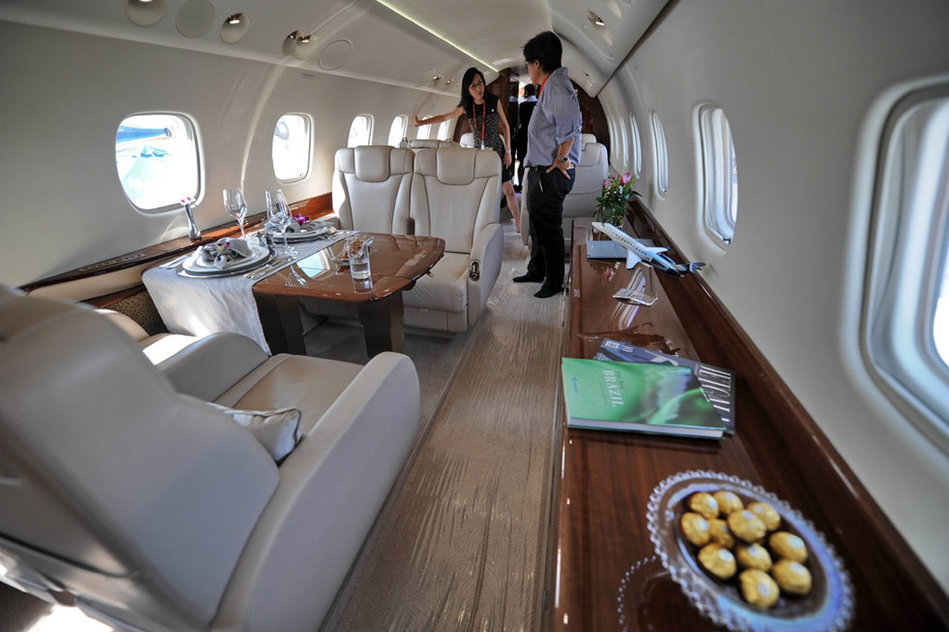 成龙私人飞机价值2亿 奢华内景首次曝光
