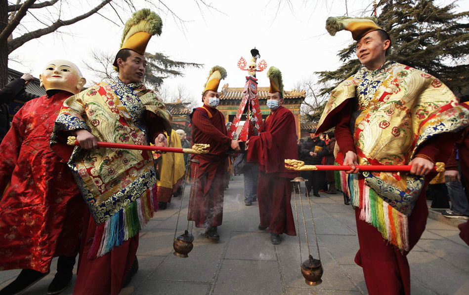 北京雍和宫迎藏历新年举行法会