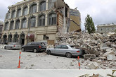 新西兰，合成图像中，上图为地震时曼彻斯特街上倒塌的建筑；下图为地震一周年纪念日（2012年2月21日）时相同地点的照片。克赖斯特彻奇是新西兰南岛最大的城市，2011年2月22日发生6.3级地震，185人死亡，周围郊区受损严重。图片来源：CFP视觉中国