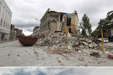 新西兰，合成图像中，上图为2011年2月22日克赖斯特彻奇发生时曼彻斯特街上倒塌的建筑；下图为2012年2月21日地震一周年纪念日时相同地点的照片。克赖斯特彻奇是新西兰南岛最大的城市，2011年2月22日发生6.3级地震，185人死亡，周围郊区受损严重。图片来源：CFP视觉中国 