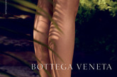 宝缇嘉（Bottega Veneta）欣喜宣布摄影艺术家Jack Pierson为品牌拍摄2012春夏系列广告特辑。这辑涵盖了男女服装系列的广告，已于2011年10月在佛罗里达州的椰树林进行拍摄，是宝缇嘉（Bottega Veneta）与杰出艺术家最新一轮独具创意的合作计划。 

这个春季，宝缇嘉（Bottega Veneta）透过特别素材、另类细节及夺目印花，呈现出一系列令人惊喜及眩目的服饰。整体色调鲜明丰盈，以紫色、蓝色、绿色以及红色为主。衣服轮廓修身贴体，结合敏锐与流线的剪裁，设计一丝不苟，严谨中却又不失美感。春日配饰巧妙运用色彩、材质及工艺，大胆创新，极尽华丽，堪称精工细作的完美典范。卓越技术结合精湛手工艺，别具一格的平衡感将整个春夏系列的丰富多姿完美演绎。

Jack Pierson是位著名当代艺术家，其知名作品涵盖多个领域，包括摄影、拼贴画、素描、绘画以及装置艺术。这种多样性的特质虽使得 Pierson 的艺术创作难以被归类，但他的作品往往能将细腻情感与精致演绎完美结合，令人惊叹不已。欣赏 Pierson的摄影作品就如细阅一本日记，结合了怀旧、孤独、浪漫主义等元素，是一种对美丽的不断追寻。

Pierson在他的摄影作品中融合了情感上的深度以及精准性，这种细致的表达手法，获得宝缇嘉（Bottega Veneta）创意总监 Tomas Maier垂青，邀请他为2012春夏系列拍摄广告特辑。Maier表示：“一直以来，我都非常欣赏Jack的作品，特别是他能将影像自然流露地表现出来，处理恰到好处。透过 Pierson的精湛摄影技术，配合其集自由奔放与探索精神的风格，我非常期待看到宝缇嘉（Bottega Veneta）春夏系列会流露出怎样的效果。在他的镜头下，不但捕捉了丰富动人的画面，也充分表现出本系列欢愉感觉，我对这次的合作成果非常满意。” 