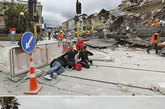 新西兰，合成图像中，（上图）2011年2月22日地震后救援人员在曼彻斯特街废墟中搜寻幸存者；（下图）相同地点地震一周年纪念日时的照片。克赖斯特彻奇是新西兰南岛最大的城市，2011年2月22日发生6.3级地震，185人死亡，周围郊区受损严重。图片来源：CFP视觉中国