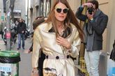 《Vogue》日本版自由时装总监及创意顾问安娜·戴洛·罗素(Anna Dello Russo)金色的通身外套，简洁而干练。