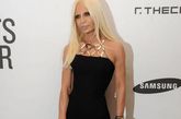 范思哲(Versace)现任设计师多娜泰拉·范思哲(Donatella Versace)金发配以黑色裹胸长裙，尖头高跟鞋及纹状小手包凸显女人味。