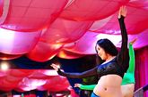 2012年2月24日，山西太原，关芳、关霞姐妹俩正在已经营6年的肚皮舞女子会所为学院授课。据了解，在当地，已经有超过3000名女性前来报名学习肚皮舞，其中大多为30至40岁之间因产后身形走样的女性。(图片来源：刘师傅/东方IC)
 
