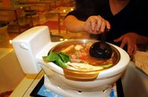 2007年10月24日，台湾宜兰，在马桶餐厅吃的是“马桶火锅”，相当有意思。
