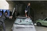 英国伦敦城市白领砸汽车减压

2006年10月5日，英国伦敦，两名办公室职员正拿着棒子砸一辆小汽车。这是FX频道组织的一场电视秀，目的是希望通过这种“敲碎汽车”的方式来使积聚已久的压力和烦恼得到释放。

