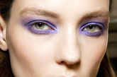 　2012时装周刚刚落下帷幕，T台上的抢眼妆容依然具备十足吸引力。放眼CACHAREL、PETER SOM、TODD LYNN 三大T台，竟然不约而同地选择了紫色作为春夏季的眼影色彩。无论是深邃的暗紫红还是亮眼的蓝紫色，都分外妖娆精彩。