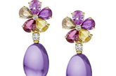 宝格丽一向善于运用色彩，并且有自己与众不同的鲜明特色。其地中海伊甸园系列也不例外，饱和色和糖果色的宝石相结合，搭配以温和的颜色，组成了一个拥有丰富色彩的珠宝系列，带来了愉悦的视觉享受。
由蓝宝石、紫水晶、钻石和密镶钻石镶嵌而成的黄金耳环，价格￡16.700,00 