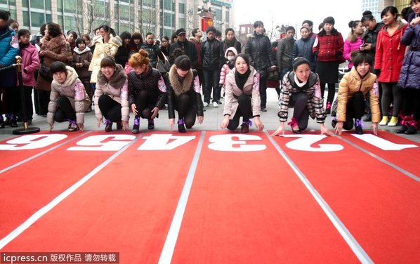 穿高跟鞋比赛跑出神速 女子为此苦下功