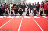 2012年3月4日一场别开生面的高跟鞋赛跑在石家庄市举办，30多位女士穿着单跟高达5厘米以上的高跟鞋展开50多米折返赛跑，以此迎接国际妇女节的到来，裁判一声令下，穿高跟鞋的众美女飞奔出来，姑娘们为了能取得好成绩每个人都拼尽全力，甚至不惜用绸带把高跟鞋绑在脚上使之不会在跑步途中脱落，真是煞费苦心。