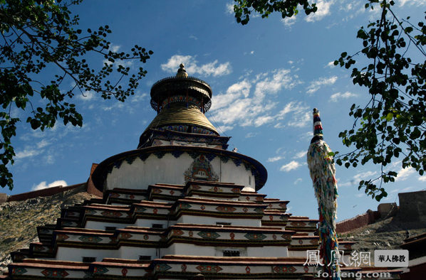 三派共存白居寺 十万佛塔立百年