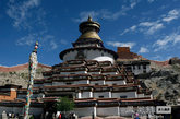 白居寺中有驰名中外的白居塔。正名叫“菩提塔”。藏语称这座塔为“班廓曲颠”。白居寺由热布旦贡桑帕和班禅一世克珠杰于公元1418年首建。（图片来源：凤凰网华人佛教  摄影：曹立君）