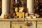 罗意威（Loewe）2012春夏精心呈献全新Oro系列，该系列以各种金褐色材质制成，如同大麦田的色泽，完整展现出道地热情的西班牙风情。不一样的是这次将Oro系列的手把、提带或包款侧边都换上鲜艳缤纷的饱和色系，以及低调内敛的牛皮方形的公事包、托特包等。
