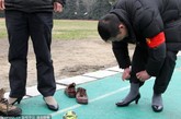 2012年3月6日，浙江杭州市古东社区举行“迎三八-高跟鞋赛跑”活动。在60米迎面接力中，8位男士一起换上了女式高跟鞋，和“半边天”们在跑道上一比高下。