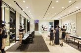 日前，香奈儿（Chanel）于台北信义A4新店隆重开幕。新店总计2层楼，包括全新的香奈儿（Chanel）时尚名品精品店暨香奈儿（Chanel）珠宝腕表店，共计236坪。 

新店营业面积为一、二楼，特别设有无障碍电梯，并且全店的3个更衣室，都采用套房规划，具隐私性，让贵妇与姊妹淘可在更衣间讨论换搭。

 在这全新的精品店内，访客即可立即辨识出香奈儿的传奇气氛。同时，店内当中不乏巴黎艺术家独家合作的作品，随手可及的细节强调着品牌最为驰名的细节。
