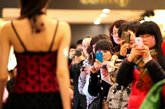 2012年3月8日，杭州百货大楼女性内衣大促销，并有模特身着新款内衣走秀，吸引了大量市民驻足观看。