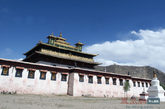 桑耶寺也是藏传佛教史上第一座佛、法、僧三宝俱全的寺庙。桑耶寺有“西藏第一座寺庙”的称号。（图片来源：凤凰网华人佛教  摄影：曹立君）