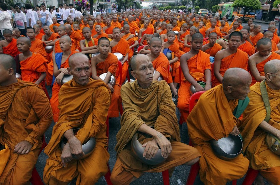 纪念佛陀诞辰 泰国僧人集体化缘