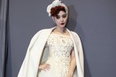 蕾丝头巾造型是范爷整身的亮点，白色的气质礼服裙子的时尚在范爷身上驾驭的恰到好处，高贵典雅已经不足够形容她的美。