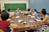 波士顿大学神学院副院长白诗朗正在和宗教人士、学者们做学术交流。（图片来源：北美华人基督教学会提供）