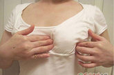 　7、单穴推压：单指为子手、双指为母手。双指在下面力道稍微为上施力，单指指腹垂直施力，指腹深入乳房组织5-6公分深，指力下沉后停留约5-6秒以后，双手指力同时慢慢松开。
