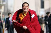 2012年3月10日，全国政协十一届五次会议举行第三次全体会议在京举行。全国政协委员拉茂赛赤活佛在大风中走下人民大会堂。（图片来源：国际在线）