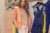 3月13日，BCBGMAXAZRIA举行2012 春夏READY-TO-WEAR系列新品预览。BCBG 2012年春夏系列利用亮丽的线条、色彩及巧妙的设计元素，重新演绎现代都市女性的个性化衣橱。柔和的粉杏色系和跳跃的鲜艳色彩相融合，突出春夏感；剪裁则以90年代初的层次褶皱设计为主调，配合珠片、蕾丝及雪纺等富女性韵味的舒适面料。图：模特现场展示春夏柔和色彩搭配。