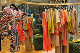 3月13日，BCBGMAXAZRIA举行2012 春夏READY-TO-WEAR系列新品预览。BCBG 2012年春夏系列利用亮丽的线条、色彩及巧妙的设计元素，重新演绎现代都市女性的个性化衣橱。柔和的粉杏色系和跳跃的鲜艳色彩相融合，突出春夏感；剪裁则以90年代初的层次褶皱设计为主调，配合珠片、蕾丝及雪纺等富女性韵味的舒适面料。图：店内2012春夏新款陈列展示。