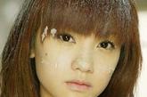 另外一位被称为没有刘海就不能活的女星杨丞琳在有刘海的发型下，显得楚楚动人。