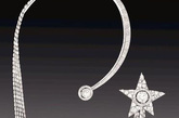 星星元素的项链，星星型的胸针可以随意别在身上的任意位置。