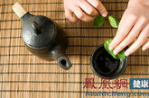 3.喝烫茶


　　研究发现，茶水温度高于68.8摄氏度即可算热茶，如果茶水温度高于70摄氏度，食道癌风险最多可增加8倍。
