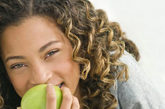6.康体防癌


　　苹果中所含的黄酮类化合物是降低癌症发病率的有效物质。经常食用苹果的人们，肺癌的患病率降低46%，患其他癌症的几率也比一般人少20%。美国《自然》杂志报道的一项由纽约苹果研究发展工程及纽约苹果协会赞助的科研成果也表明，每天吃一个苹果可以有效预防癌症。

