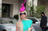 Lady Gaga 现身，从一开始的以雷吸引眼球到现在逐渐走高端路线，Lady Gaga已经成为时尚的代表。这身荧光粉+荧光绿侧开叉拼色长裙着实漂亮。