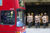 在伦敦“世界新秩序”外百货公司，一溜模特内衣上街，如军队般秩序排列，黑

色胸衣、黑色长靴加黑色警帽，酷酷的警杖，吸引了公交车司机的眼球。