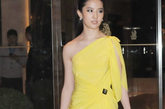 玉女代表：刘亦菲。身穿鹅黄色希腊风单肩高开叉长裙，手拿Valentino金色蝴蝶结缎面手包。

