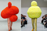 2011年6月24日，模特在法国巴黎2012春夏男装周沃尔特·范贝伦东克新品展示会上展示时装。
