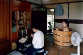 日本女摄影师Mariko Sakaguchi在城市的各个公共和私人场合拜访旧式木澡盆，赤裸着身体踏进去悠悠哉哉享受热浴，不在乎旁边有没有人，有多少人。最后她将在很多地方的大胆尝试和自拍，汇集成“盆浴百观”系列自画像摄影作品。
