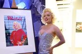 伦敦，当地时间3月22日，玛丽莲-梦露（Marilyn Monroe）的超级模仿者苏茜-肯尼迪(Suzie Kennedy)助阵纪念玛丽莲-梦露逝世50周年展览活动。 
