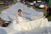 当地时间2012年3月20日，罗马尼亚布加勒斯特，17岁嫩模Emma Dumitrescu展示长达3千米的婚纱，打破吉尼斯纪录。