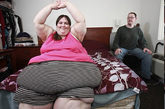 来自美国亚利桑那州的女子苏珊娜?伊曼目前体重约343公斤，她最近与一名厨师订婚，希望在未婚夫帮助下，变成世界最胖女性。(图片：环球网)